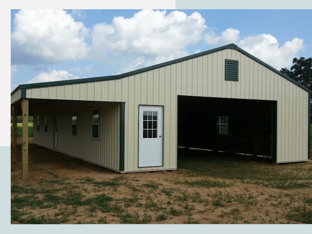 Строительство конюшен в лесном