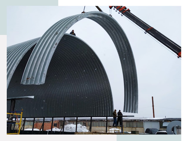 Полукруглые ангары в лесном